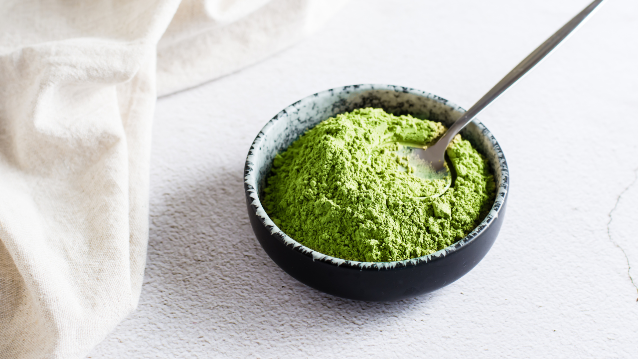 How can matcha green tea leaves be beneficial for your skin ?