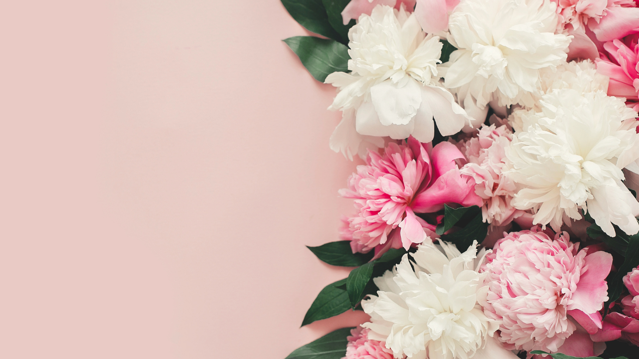 Our selection of Mother’s Day gift ideas: effective anti-aging skincare, spring-summer beauty sets, iconic women’s perfumes or simply a gift card. High-quality products made in Quebec with care and love.